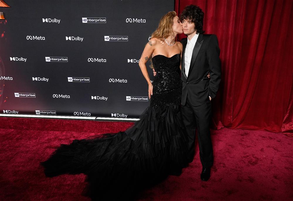 μαιλι σαιρους μαιλι σαιρους