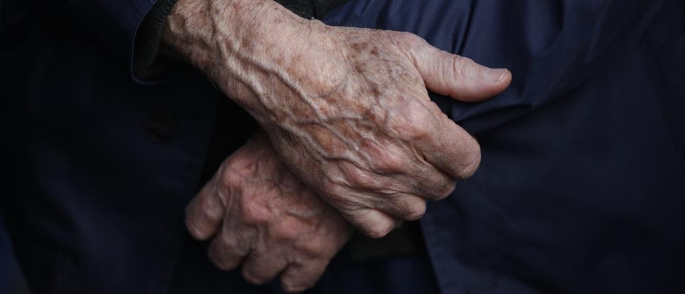 Ηλικιωμένη - Ηλικιωμένος - χερακια - χέρι Ηλικιωμένη - Ηλικιωμένος - χερακια - χέρι