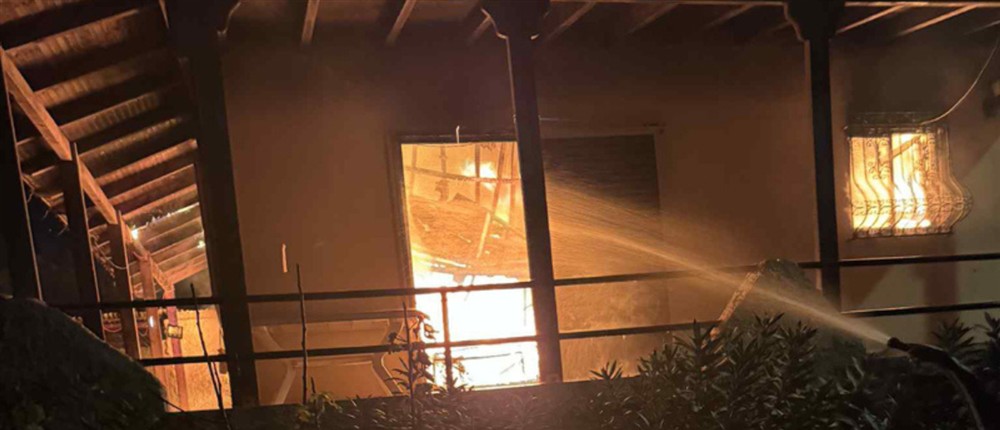 Φωτιά σε σπίτι στην Αρτέμιδα