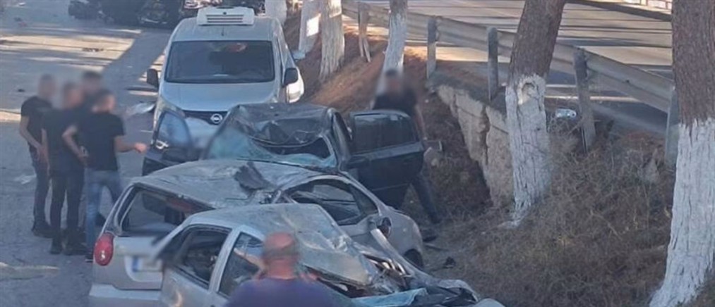 Τρελή πορεία αυτοκινήτου στο Ηράκλειο - Διέλυσε σταθμευμένα Ι.Χ. και τούμπαρε στη μέση του δρόμου (εικόνες)