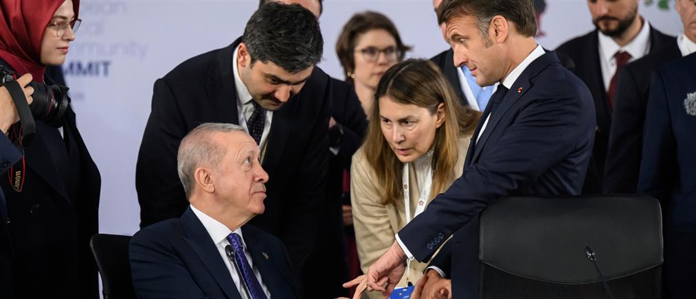Μακρόν – Ερντογάν: Βάιραλ έγινε στα τουρκικά σόσιαλ μίντια η χειραψία των δύο προέδρων