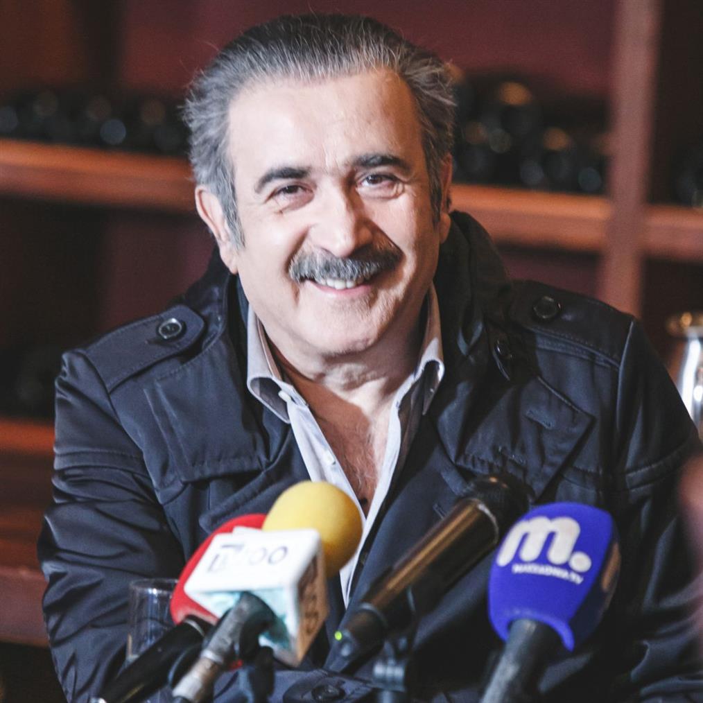 Λάκης Λαζόπουλος: Παντρεύτηκε η κόρη του στην Πάρο!