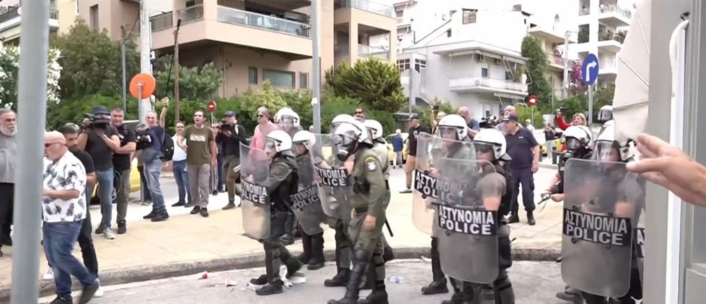 Απεργία ταξί: Επεισόδια έξω από το Υπουργείο Μεταφορών (βίντεο)