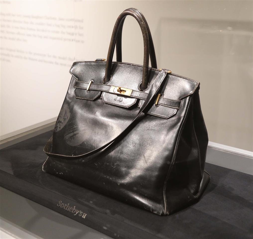 Birkin: Πουλήθηκε η πρώτη τσάντα του οίκου Hermes σε δημοπρασία
