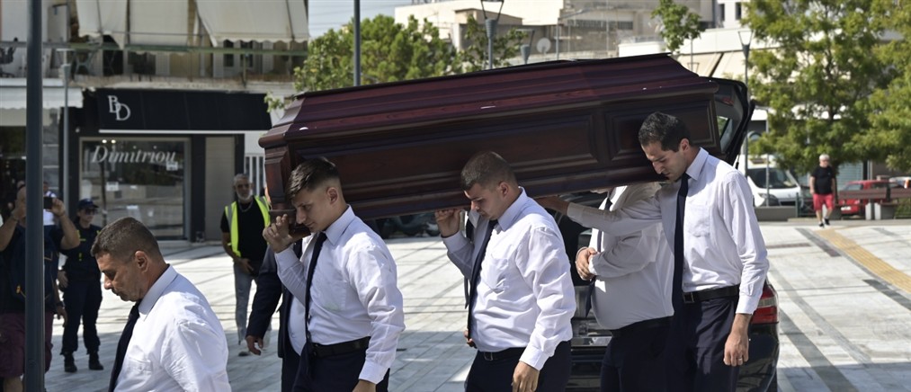 Συγκίνηση στο τελευταίο "αντίο" στον Δημήτρη Κόκοτα (εικόνες)
