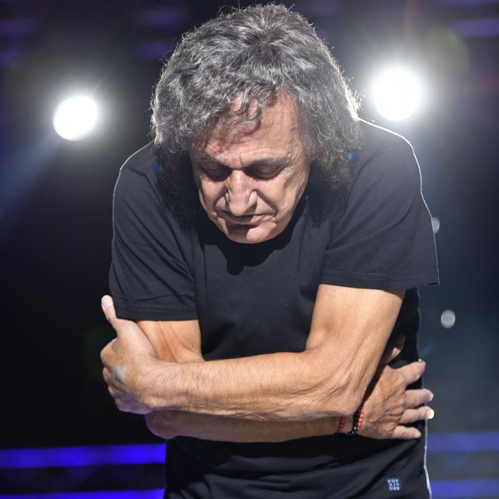 Βασίλης Παπακωνσταντίνου: Αναβλήθηκε η συναυλία του στη Δράμα λόγω "μικρού ατυχήματος" - Η ανακοίνωσή του