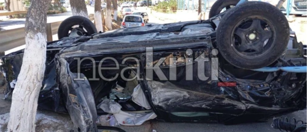 Η στιγμή που αυτοκίνητο προσκρούει σε δέντρο, ανατρέπεται και πέφτει σε σταθμευμένα αυτοκίνητα