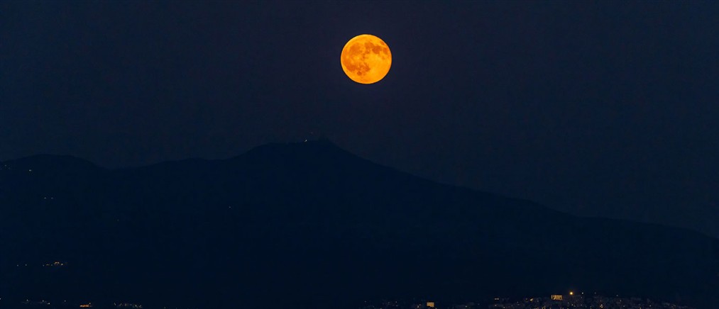 Μαγευτικές εικόνες από την Πανσέληνο του Αυγούστου


