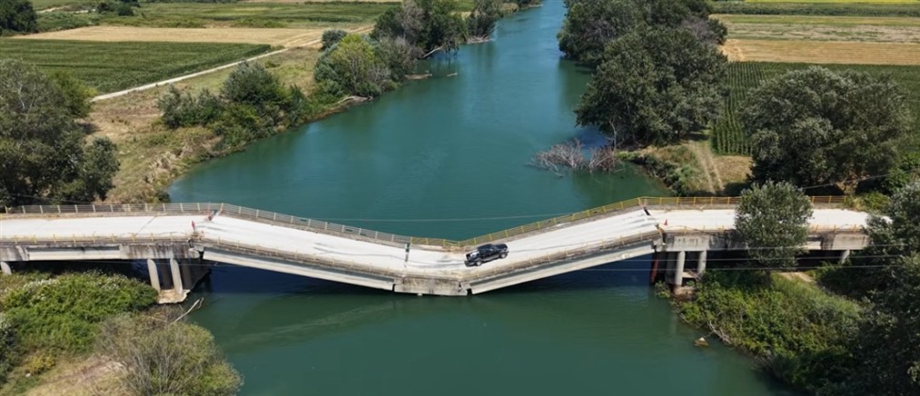 Απίστευτες εικόνες στη Λάρισα: Οδηγοί διασχίζουν γέφυρα που είναι σχεδόν βυθισμένη μετά το "χτύπημα" του Daniel (βίντεο)