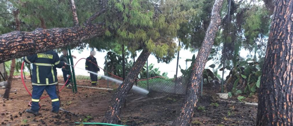 Άγιοι Θεόδωροι: Φωτιά από κεραυνό στο σπίτι του Κώστα Σημίτη (εικόνες)