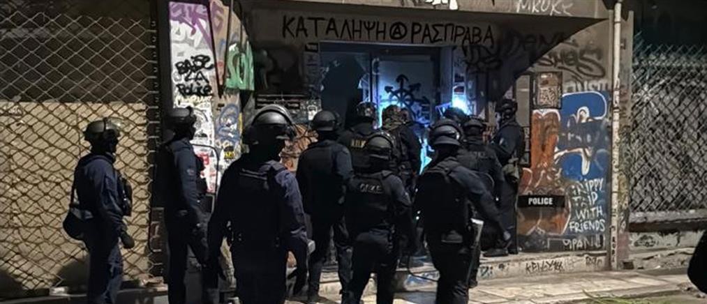 Επίθεση με μολότοφ σε Εξάρχεια και Νομική – 3 αστυνομικοί τραυματίες