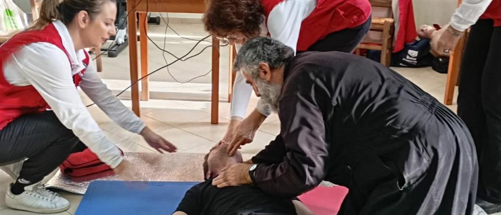 Ελληνικός Ερυθρός Σταυρός: Ιερέας εκπαιδευμένος στις Πρώτες Βοήθειες, έσωσε τη ζωή παιδιού σε χωριό της Λήμνου