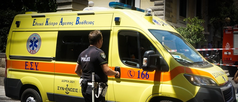 Σοβαρό τροχαίο στην Πέτρου Ράλλη: Αυτοκίνητο καρφώθηκε σε κολώνα