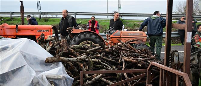 Παραμένουν στα μπλόκα οι αγρότες της Καρδίτσας και των Τρικάλων