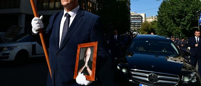 Η Ελλάδα αποχαιρετά τον Διονύση Σαββόπουλο - Η πομπή αναχωρεί υπό τους ήχους της "Συννεφούλας" για το Α Νεκροταφείο