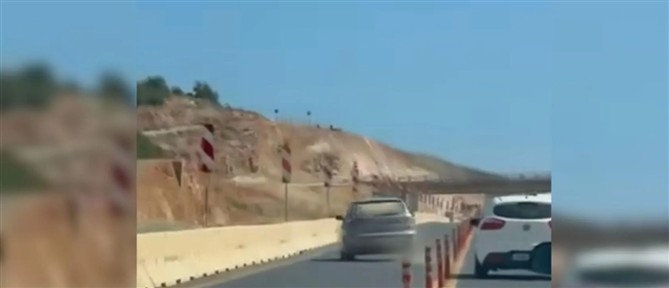 Απίστευτες εικόνες στον ΒΟΑΚ: Οδηγός έσπασε τα κολωνάκια για να κάνει προσπέραση και μπήκε στο αντίθετο ρεύμα (βίντεο)