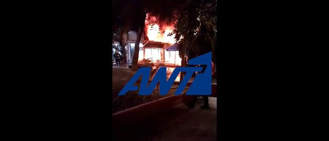Φωτιά σε καφετέρια στο Μεταξουργείο: Η στιγμή που ξεσπάει η πυρκαγιά (βίντεο)