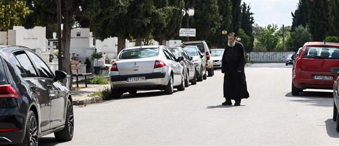 Έγκλημα στη Λάρισα: Σπαραγμός στη κηδεία της 52χρονης - Συντετριμμένος ο πατέρας της (βίντεο)