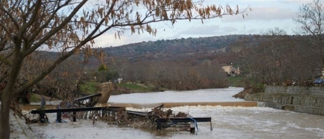 Αγωνία και επιφυλακή στον Έβρο, μάχη με τα νερά σε Λάβαρα και γύρω περιοχές