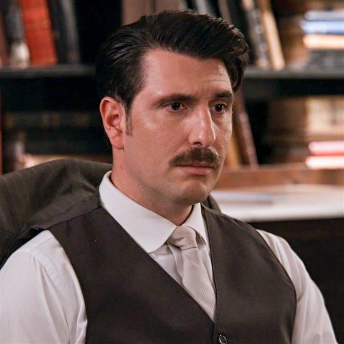 Grand Hotel: Μία μυστηριώδης γυναίκα και μια κοσμηματοθήκη τρομοκρατούν τον Ρήγα