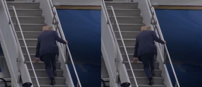 Ντόναλντ Τραμπ: Σκόνταψε ανεβαίνοντας τη σκάλα για το Air Force One - Χαμός στα social media