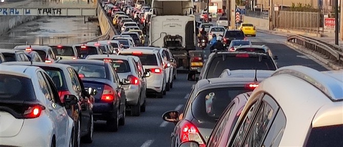 Επιστροφή με καθυστερήσεις - Στο κόκκινο η κίνηση σε βασικούς οδικούς άξονες της Αττικής