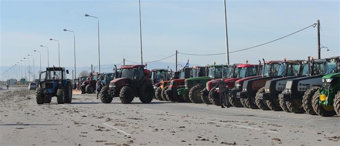 Στάση αναμονής κρατούν στα μπλόκα αγρότες και κτηνοτρόφοι της Δυτικής Ελλάδας