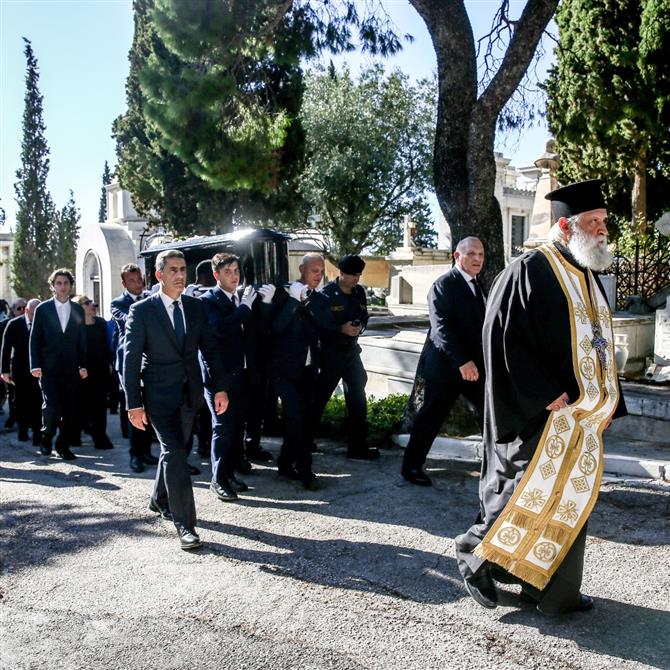 Η Ελλάδα αποχαιρέτησε τον Διονύση Σαββόπουλο με τη "Συννεφούλα" και το "Ας κρατήσουν οι χοροί"

