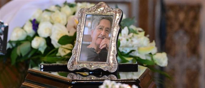 Κηδεία Νίκου Γαλανού: Συγκίνηση στο τελευταίο αντίο - Οι ηθοποιοί που έδωσαν το παρών (εικόνες)