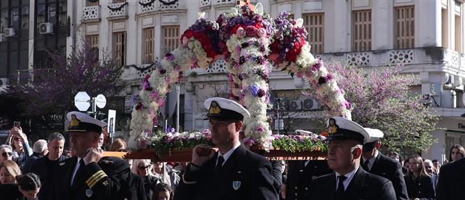 Σε κλίμα κατάνυξης η πρώτη περιφορά Επιταφίου από τον Άγιο Μηνά