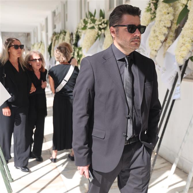 Δημήτρης Κωνσταντάρας: Συγκινημένοι η σύζυγος και τα παιδιά του στην κηδεία του (Φωτό)