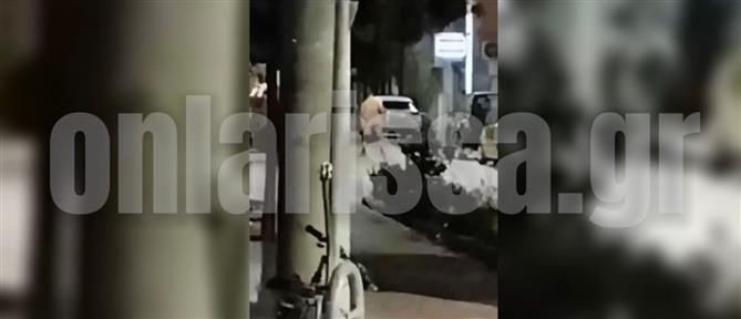 Λάρισα: Κυκλοφορούσε γυμνός στη μέση του δρόμου…ακούγοντας μουσική (βίντεο)
