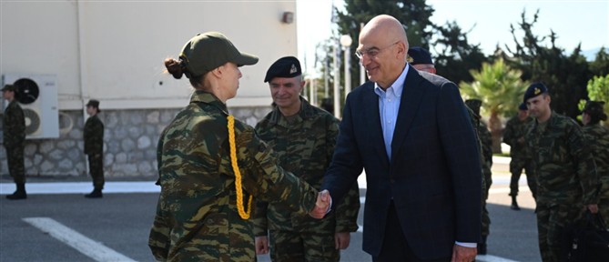 Στη Λαμία ο Δένδιας: Συνάντησε τις πρώτες γυναίκες που παρουσιάστηκαν εθελοντικά στον Στρατό Ξηράς