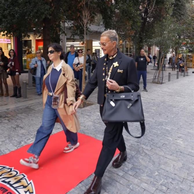 Ο Λάκης Γαβαλάς ξαναχτυπά: Κάνει την Ερμού πασαρέλα και σκορπίζει τη λάμψη του - Χριστουγεννιάτικο glam powered by ΣΚΡΑΤΣ