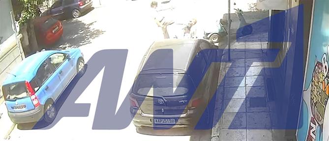 Εξάρχεια: Άγριος ξυλοδαρμός ηλικιωμένης από 37χρονο στη μέση του δρόμου (βίντεο)