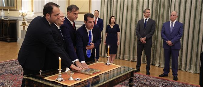 Προεδρικό Μέγαρο: Ορκίστηκαν ο νέος υπουργός Μετανάστευσης, Θάνος Πλεύρης και τρεις υφυπουργοί