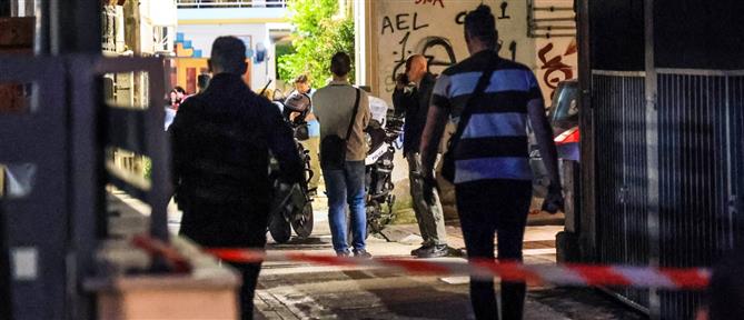 Λάρισα: Με σκυμμένο το κεφάλι έφτασε στο δικαστικό μέγαρο ο 21χρονος μητροκτόνος