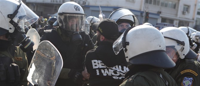 Επεισόδια στο Σύνταγμα μετά το συλλαλητήριο για τα Τέμπη