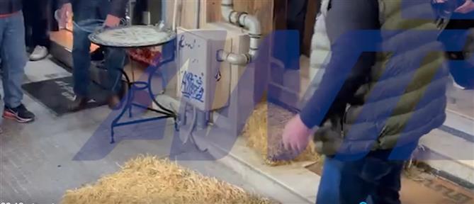 Διαμαρτυρία αγροτών έξω από τα γραφεία βουλευτών της ΝΔ στη Λάρισα - Έριξαν άχυρα στην είσοδο