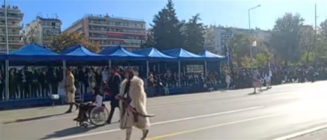 Συγκίνηση στη Θεσσαλονίκη: Έκανε παρέλαση ο μικρός Γιαννάκης, φίλαθλος του ΠΑΟΚ (βίντεο)