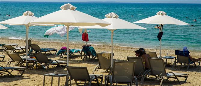 Χαλκιδική: Ξήλωσε μόνος του τις ξαπλώστρες για να γλιτώσει πρόστιμο (βίντεο)
