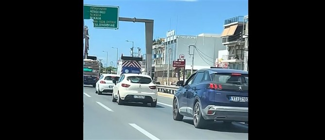 Σοκαριστικό βίντεο στο Κηφισό:Γερανός ξήλωσε πινακίδα - Κινδύνευσαν αναβάτες μηχανής (βίντεο)