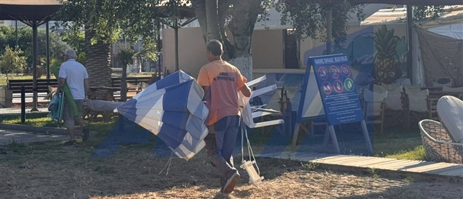 "Επιχείρηση σκούπα" στη Χαλκιδική: Απομακρύνονται οι παράνομα τοποθετημένες ομπρέλες