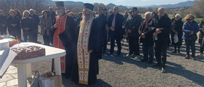 Τέμπη: Τρισάγιο στο σημείο της τραγωδίας – Συγκίνηση τρία χρόνια μετά (βίντεο)