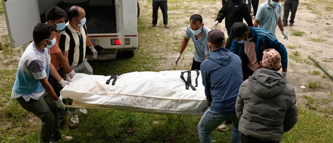 Μετά την καταστροφική πλημμύρα, το Νεπάλ θάβει τους νεκρούς του