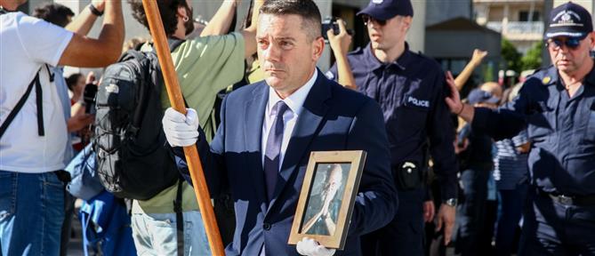 Σε κλίμα βαθιάς συγκίνησης το ύστατο χαίρε στον Διονύση Σαββόπουλο