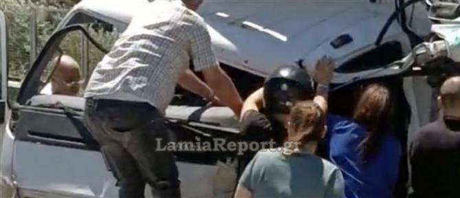 Βοιωτία: Σύγκρουση φορτηγών - Διερχόμενοι προσπαθούσαν να απεγκλωβίσουν τον έναν οδηγό (βίντεο)