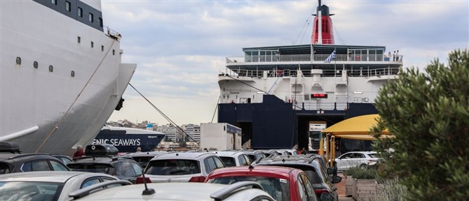 Συνεχίζεται με μικρότερη ένταση η έξοδος των εκδρομέων από τα λιμάνια της Αττικής