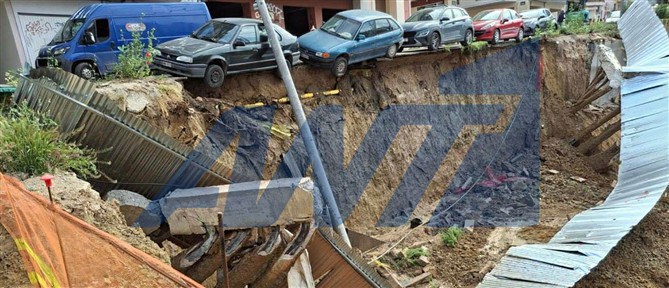 Θεσσαλονίκη: Καθίζηση στην Παπάφη - Οχήματα κρέμονταν από μια "κλωστή" (εικόνες)