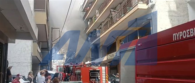 Φωτιά σε συνεργείο αυτοκινήτων στο κέντρο της Θεσσαλονίκης (βίντεο)